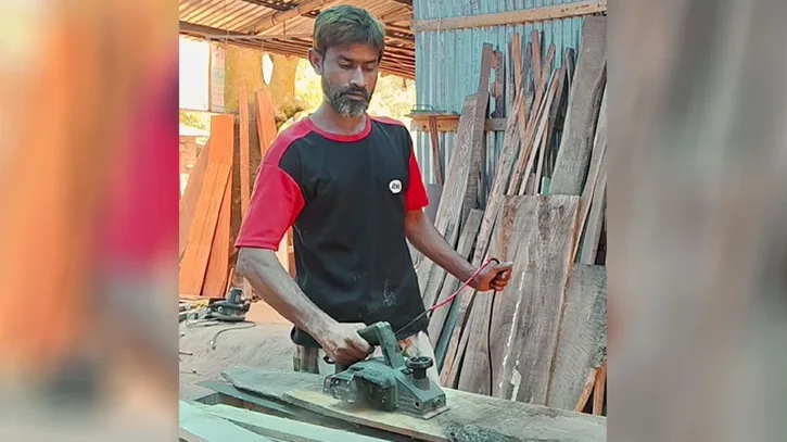 ৪৫ বছর বয়সে জিপিএ ৪.৬২ পেয়ে এসএসসিতে উৎকীর্ণ কাঠমিস্ত্রি নাসিমুল